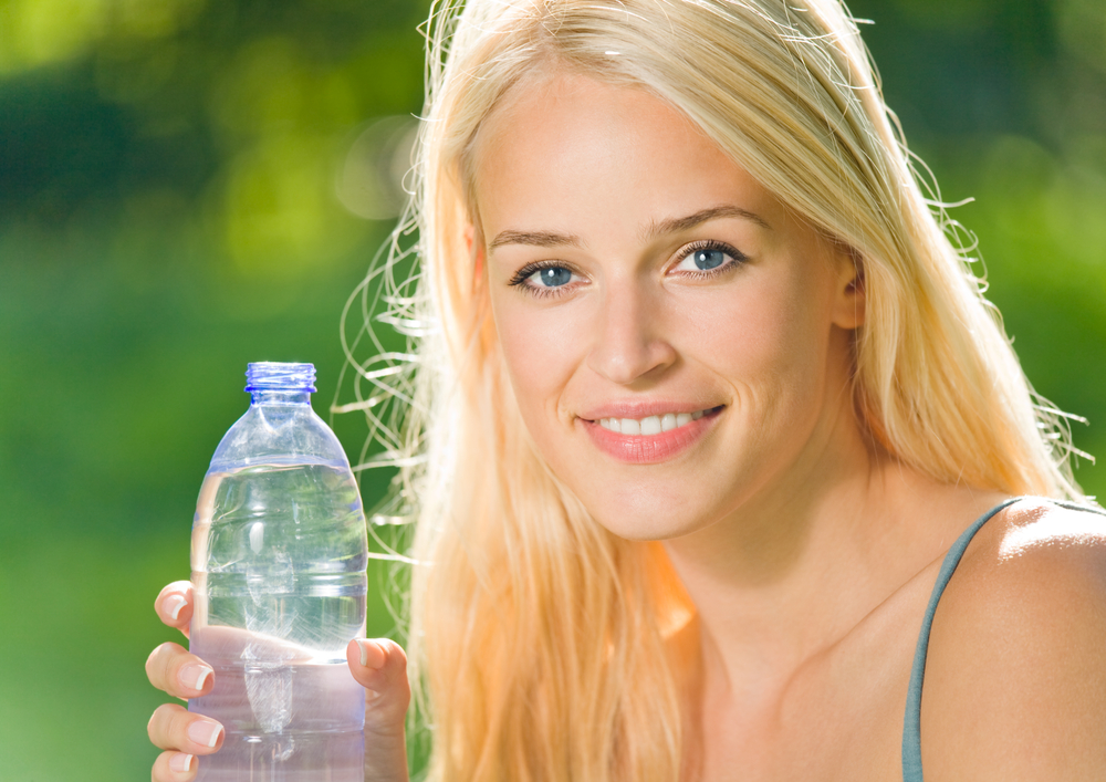 Vodu radšej pite zo skla ako z plastových fliaš. Foto: Shutterstock