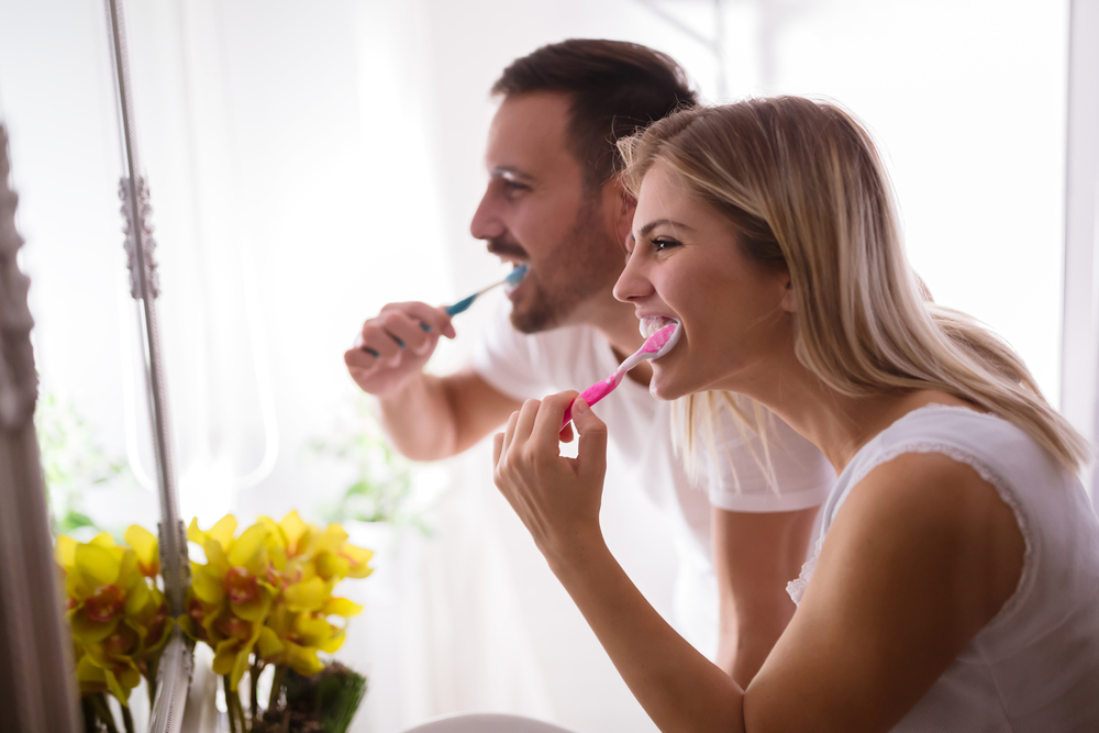 Čistite si zuby opačnou rukou, posilníte svoju vôľu. Foto: Shutterstock