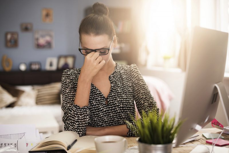 Bolesť hlavy môže spúšťať aj stále bežiaci počítať. Foto: Shutterstock