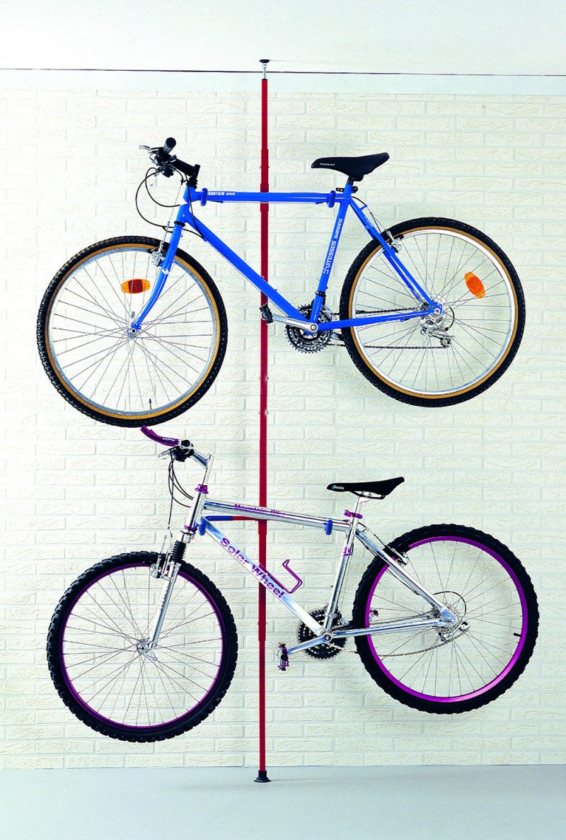 Stojina s dvoma okami na zavesenie bicyklov. Zdroj: Bauhaus