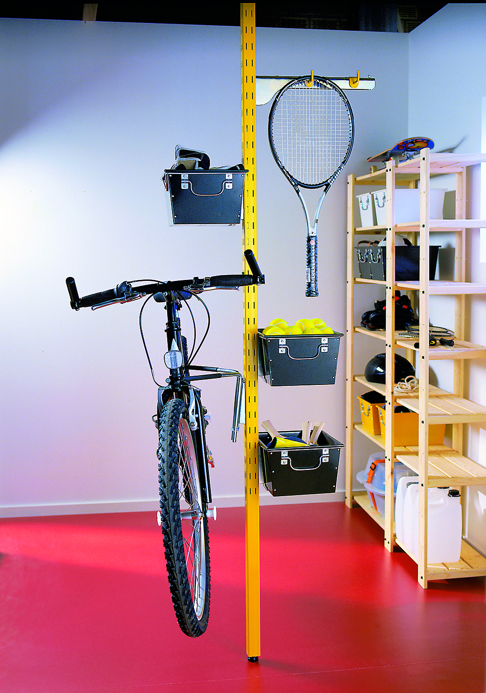 Stojina Broder z lakovanej ocele je súčasťou úložného systému, ktorý zahŕňa dvojotvorové háky a konzoly vhodné na zavesenie bicyklov a iných športových potrieb. Zdroj: Ikea