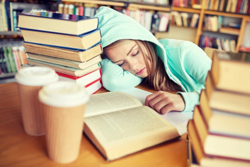 Krátke zdriemnutie vás nakopne a kompenzuje nedostatok spánku z noci. Foto: Shutterstock