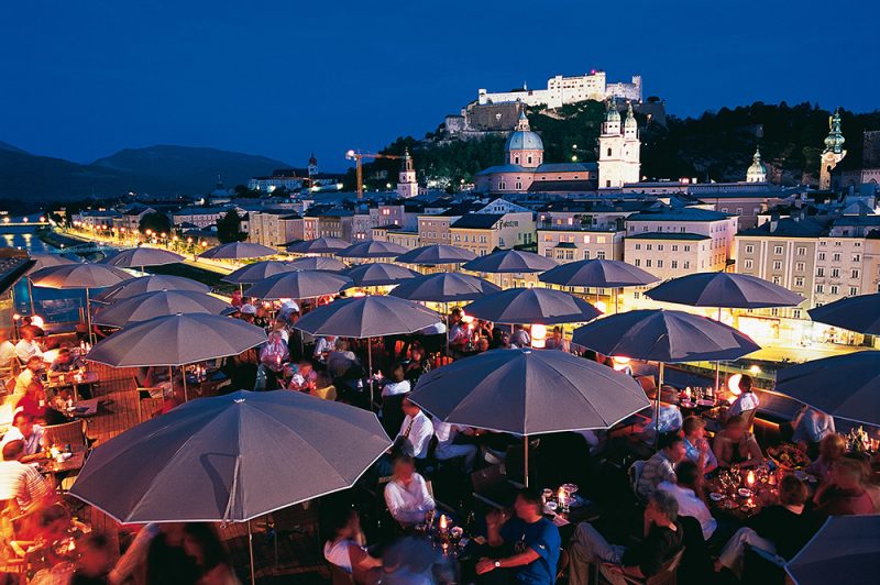 Kamenná terasa v noci. Pohľad na staré mesto Salzburg s pevnosťou Hohensalzburg. Foto: ©Tourismus Salzburg GmbH