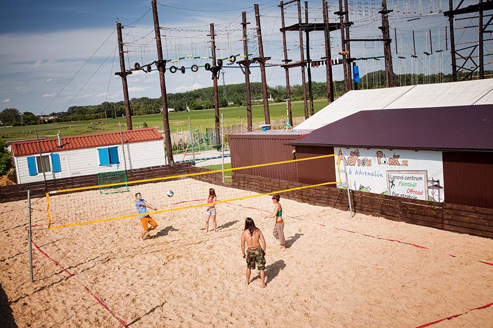 Okrem vodných športov si v areáli môžete zahrať aj iné športové aktivity. Foto: Areál Action Park Čunovo