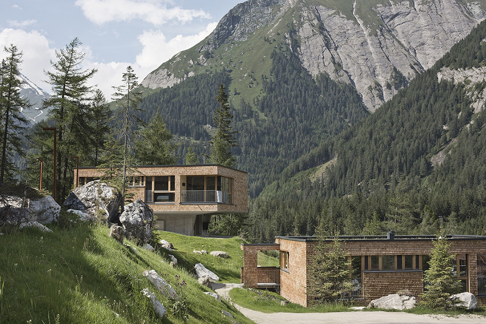 Hotel a chatky Gradonna v Tirolsku. Foto: © www.schultz-ski.at
