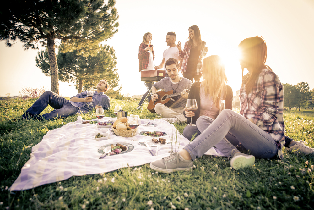 Trávte svoj voľný čas s priateľmi, nie s kolegami. Foto: Shutterstock