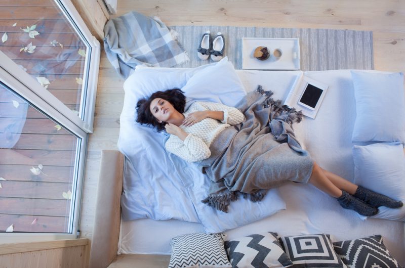 Každý večer o deviatej vypnite telefón a tablet a zapnite ich až ráno. Vybudujte si takýto zvyk a nechajte si aspoň cez noc čas na oddych od rôznych každodenných starostí. Foto: Shutterstock