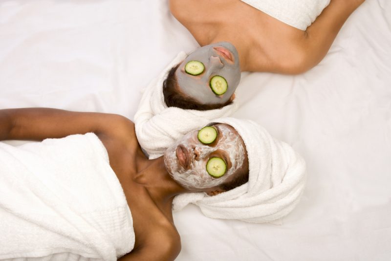 Okolo tretej hodiny ráno je pokožka pripravená prijať všetko, čo jej ponúkneme. Preto sa nakrémujte ešte pred spaním. Foto: Shutterstock