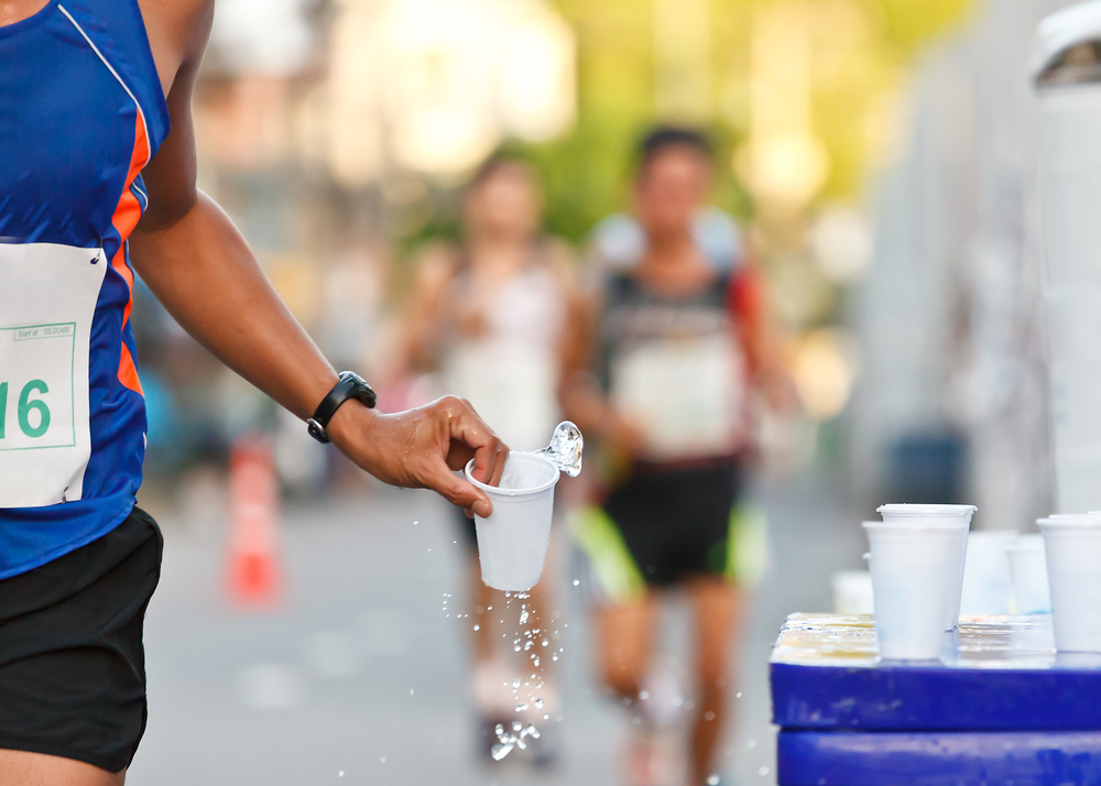 Piť príliš veľa vody a nič iné sa počas dlhotrvajúceho výkonu nemusí oplatiť. Foto: Shutterstock