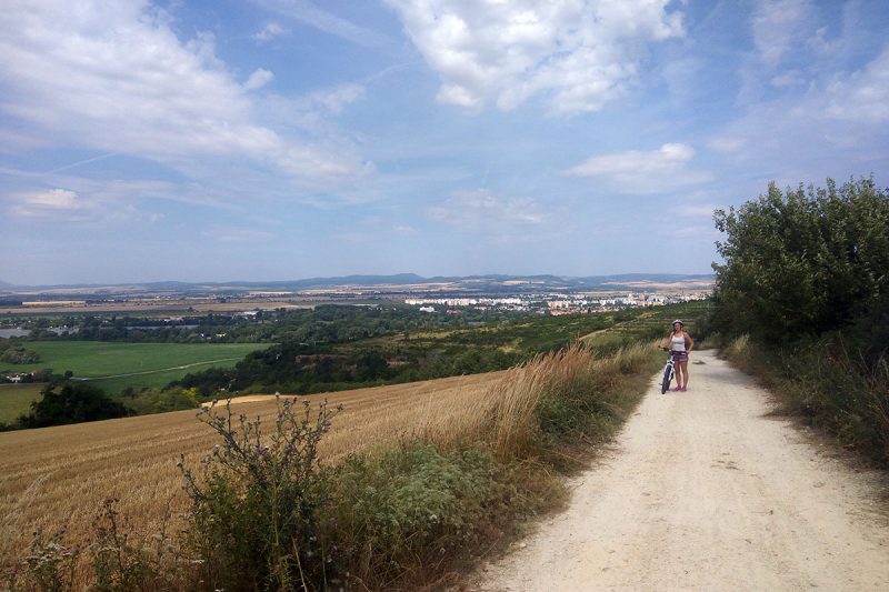 Vodná nádrž Sĺňava a Piešťany z cesty na Havran. Foto: M.S.