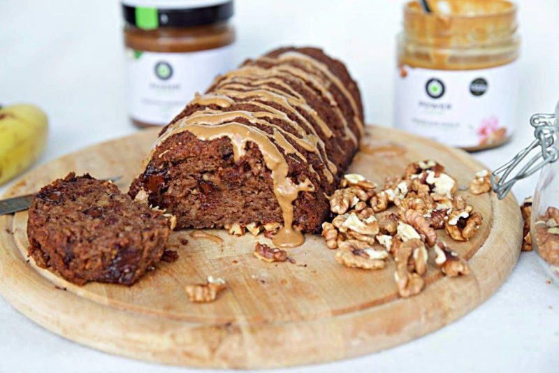 Mandľové maslo a Power Nougat, slovenské potraviny ocenené zlatou hviezdou Great Taste Awards, s banánovým chlebom.