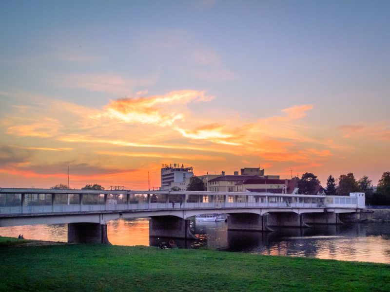 Sklený most, ktorým prejdete z mesta na Kúpeľný ostrov. Foto: Shutetrstock