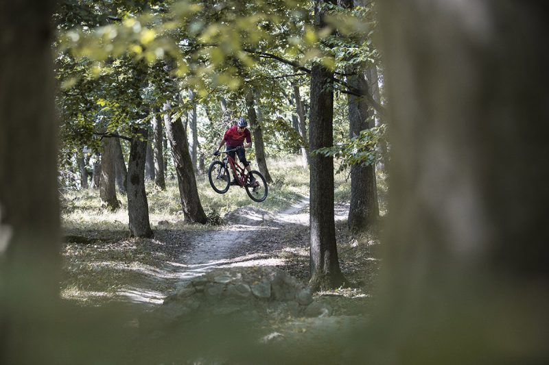 Priamo sa približujúci jazdec pretínajúci miesta na priamom slnku a v tieni ostriaci systém vytrápilo. Ostré boli približne dve tretiny fotiek. Objektív: EF70-200 mm f/2,8L IS II USM Clona: f2,8 Uzávierka: 1/500 Ohnisková vzdialenosť: 88 mm ISO: 640