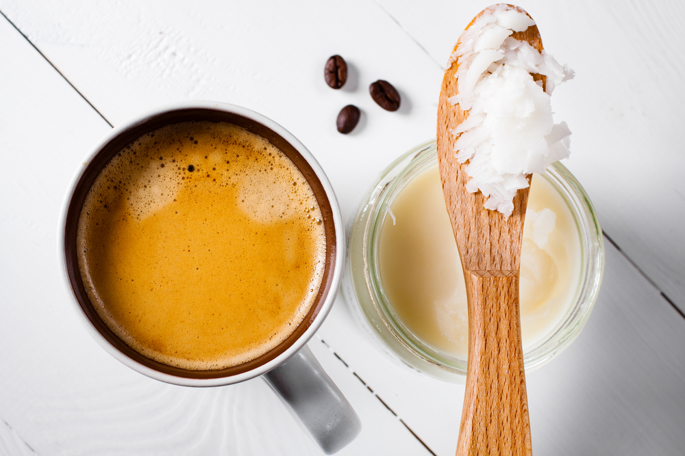 Káva s maslom a kokosovým olejom. Foto: Shutterstock