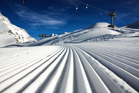 Ako odviezť lyže na hory? Napríklad na streche. Foto: Shutterstock