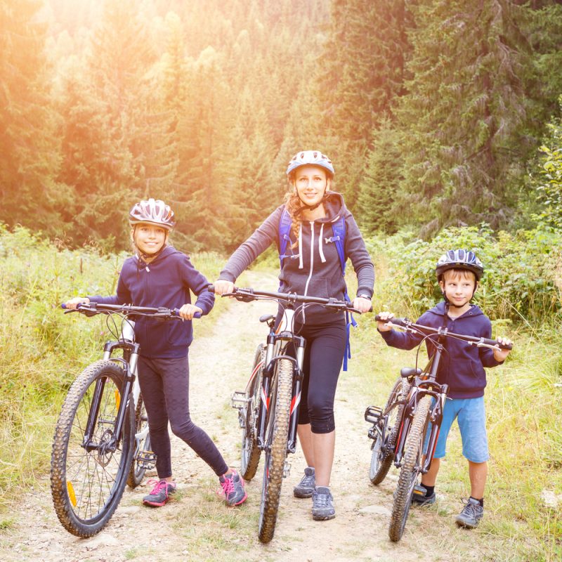Bicyklovanie je aktivita, ktorú môže robiť spolu celá rodina. Foto: Shutterstock