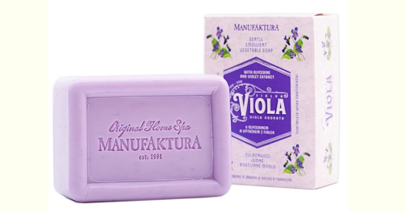 Zvláčňujúce jemné rastlinné mydlo s fialkou, glycerínom a mandľovým olejom.
