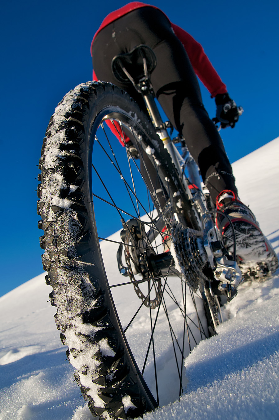 Bicyklovanie v snehu, dobré ponožky by nemali chýbať. Foto: Shutterstock