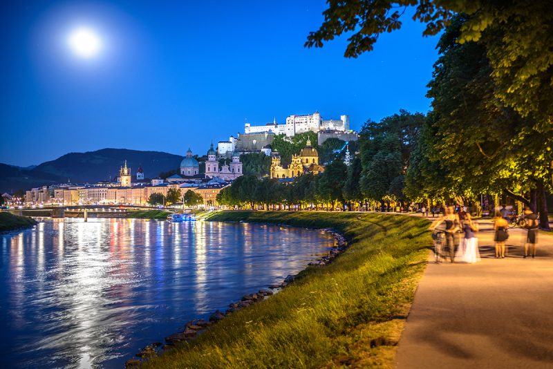 Nábrežie Franz-Josef-Kai pri splne a s výhľadom na pevnosť. Foto: ©Salzburg Tourismus