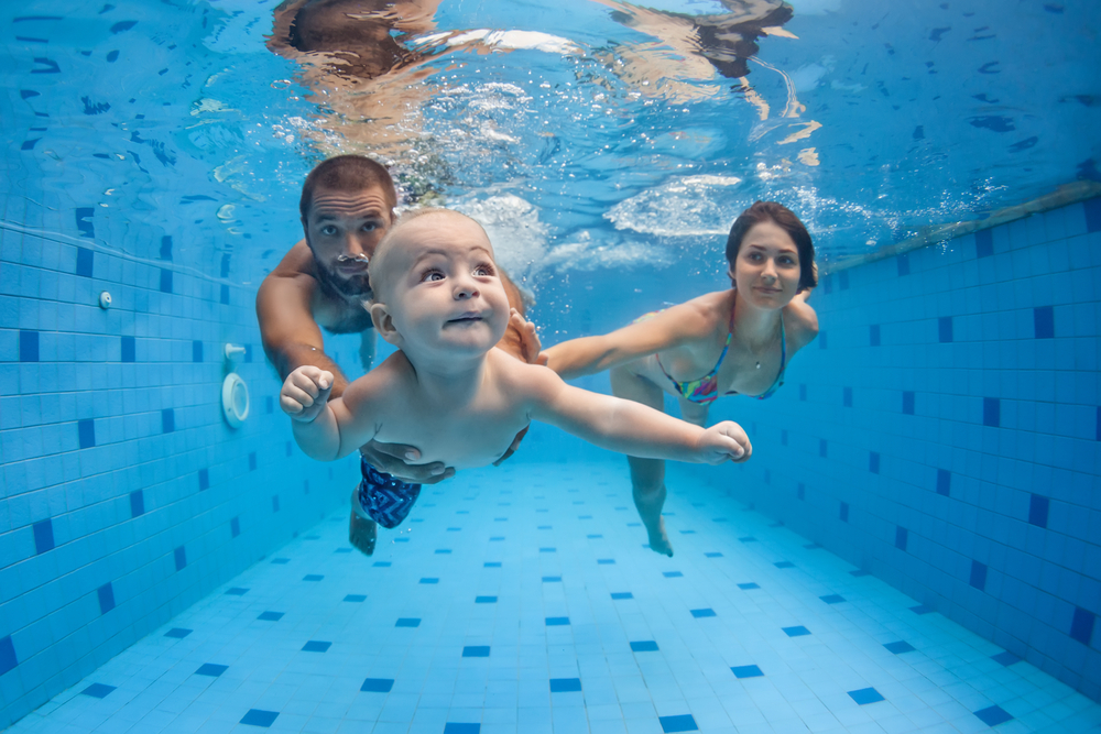 Plávanie s bábätkom. Foto: Shutterstock
