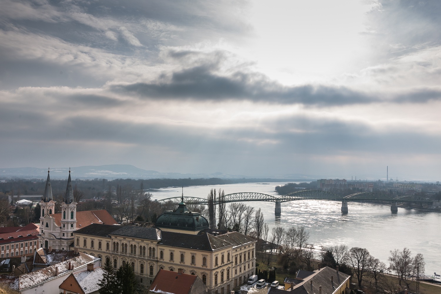 Výhľad z katedrály na Dunaj, Ostrihom a Štúrovo. Foto: Miro Pochyba