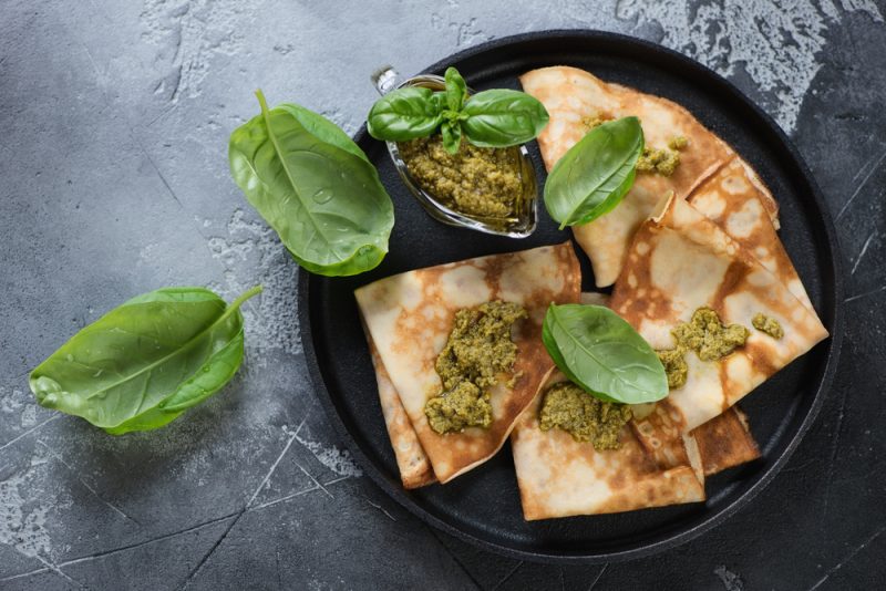 Bezlepkové palacinky s bazalkovým pestom. Foto: Shutterstock