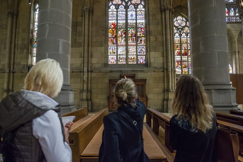 Na oknách Mariendomu sú maľby, ktoré ukrývajú príbeh celého budovania kostola. Foto: Martin Matula
