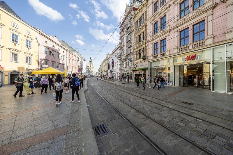 Hlavná ulica Linzu Landstrasse vás zaujme pamiatkami, budovami, ale aj mnohými obchodíkmi. Foto: Martin Matula