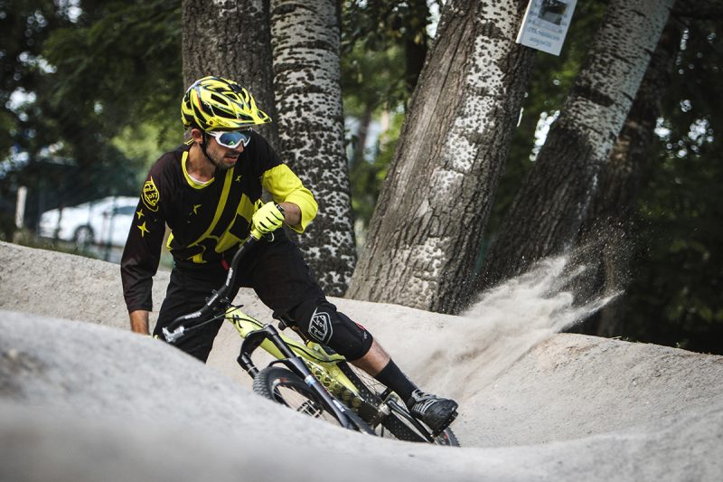 Jazdec, ktorý príde zboku a náhle zmení smer jazdy, je pre ostriaci systém výzva. Ostré fotky sa nám podarili až na niekoľko pokusov. Objektív: EF70-200 mm f/2,8L IS II USM + adaptér Clona: f2,8 Uzávierka: 1/640 Ohnisková vzdialenosť: 95 mm ISO: 400
