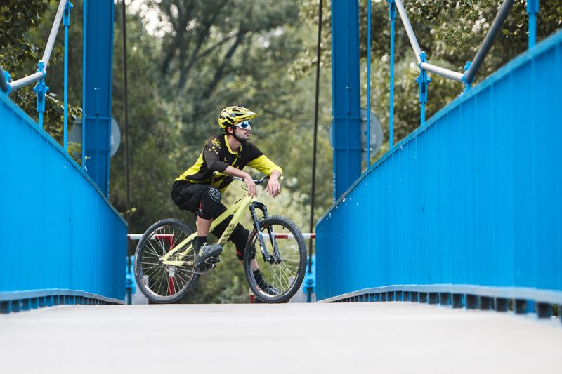 Posledné svetlo dňa sme využili na pózovanie na známom vrakunskom moste ponad rameno Dunaja. Objektív: EF70-200 mm f/2,8L IS II USM + adaptér Clona: f2,8 Uzávierka: 1/250 Ohnisková vzdialenosť: 145 mm ISO: 400