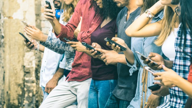 Čo je asi najhoršie je, keď hneď ráno kontrolujeme Facebook, Instagram, e-maily , či mobil. Foto: Shutterstock