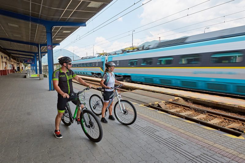 Cestovanie vlakom na naše cyklovýlety sme si veľmi obľúbili. Foto: Peter Drežík