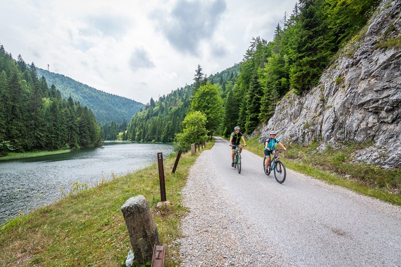 Na Dedinkách si môžete zajazdiť na kajaku alebo na člne popod železničný most až do krásnej zátoky. Foto: Miro Pochyba