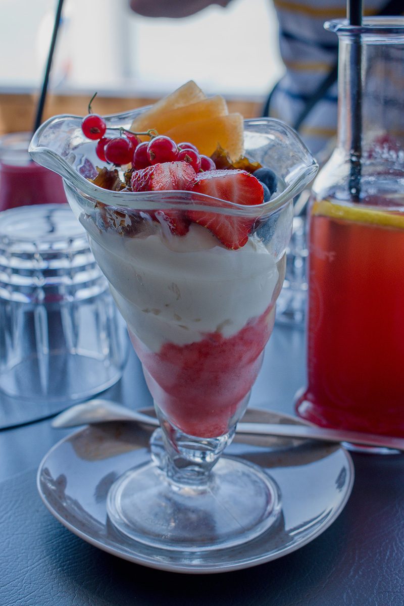Superfood dezert zo sójového jogurtu a mangového a jahodového sorbetu v reštaurácii das Fritz.