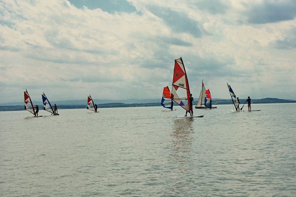 Neziderské jazero je rajom pre windsurferov zo širokého okolia.