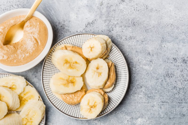 Banán s orieškovou pastou a štipkou soli zasýti, dodá energiu, ale pozor, je to návyková pochúťka. Foto: Shutterstock