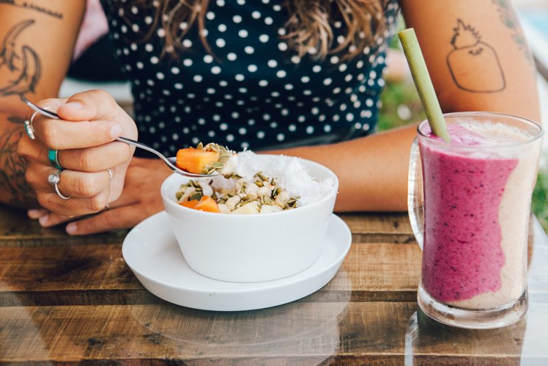 Nezáleží na tom, či budete jesť častejšie a menej, alebo menej často a viac. Ale vždy si so sebou vezmite niečo zdravé, ak by ste vyhladli. Foto: Shutterstock