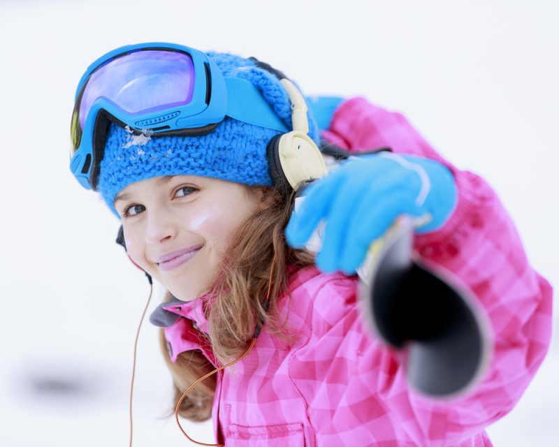 Lyže kupujeme deťom kratšie. Ideálne je, ak špička lyže siaha maximálne pod bradu dieťaťa. Foto: Shutterstock