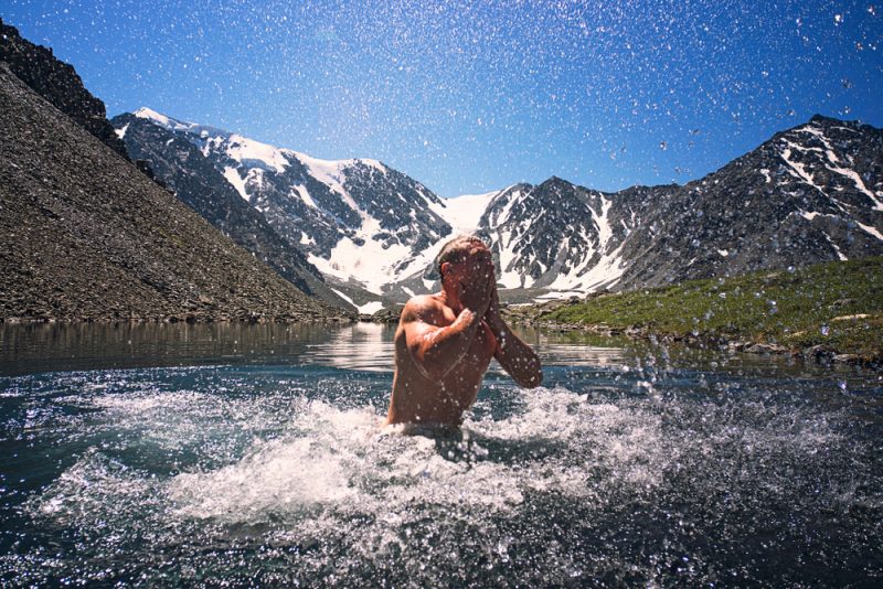 Metóda Wima Hofa nie je len o studenej vode. Ja to aj o dýchaní a rozpohybovaní sa. Foto: Shutterstock