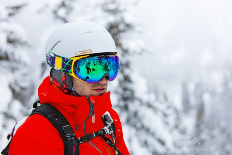 Ak už máte svoje lyžiarske okuliare, prineste si ich so sebou do obchodu a skúšajte si prilbu spolu s nimi. Foto: Shutterstock