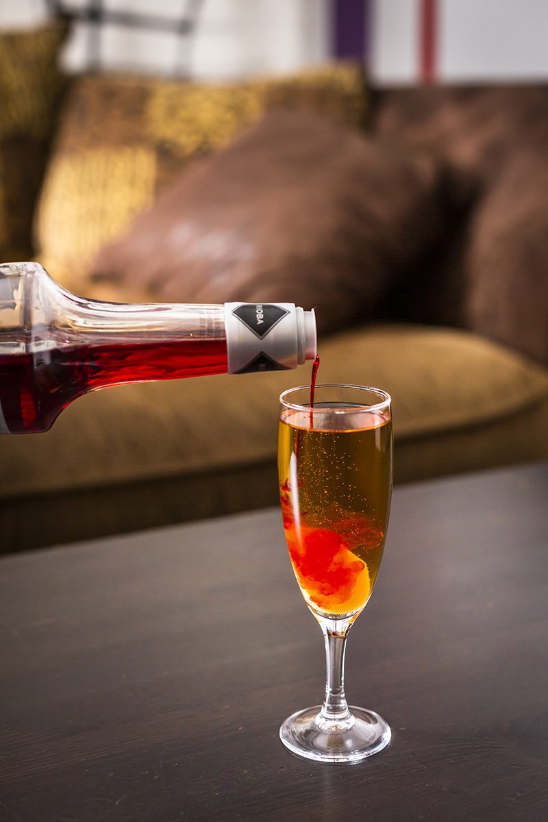 Najprv nalejte Becherovku, potom dolejte nealko a až nakoniec pridajte „červený“ alkohol, aby v pohári vznikli dve farebné fázy. 