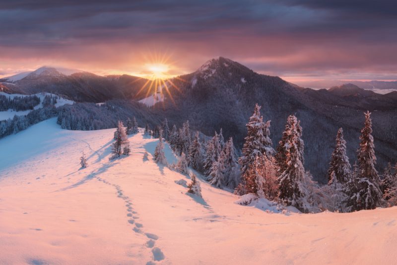 Na skialpinistické, ale aj pešie túry treba vyberať bezpečnú trasu v teréne. Foto: Shutterstock