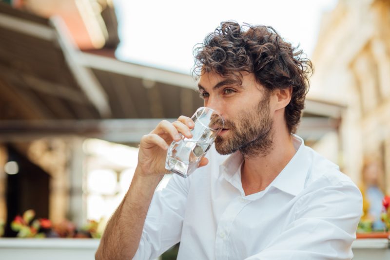 Denne by ste mali vypiť aspoň jeden a pol litra tekutín. Foto: Shutterstock