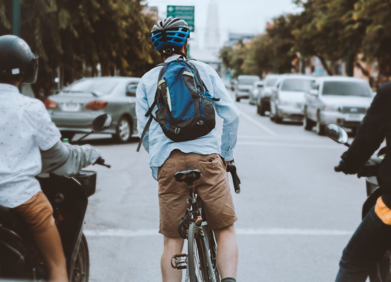 Ako cyklista nováčik sa možno medzi autami nebudete cítiť veľmi bezpečne, obzvlášť v zápchach. Dôležité však je, aby ste jazdili asertívne. Foto: Shutterstock