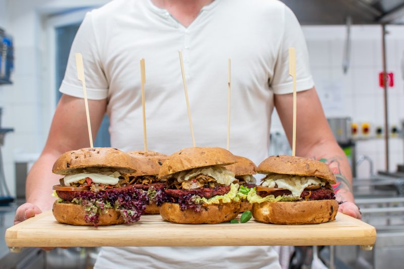 Burger vo vegánskej reštaurácii Páni Baklažáni v Nitre.