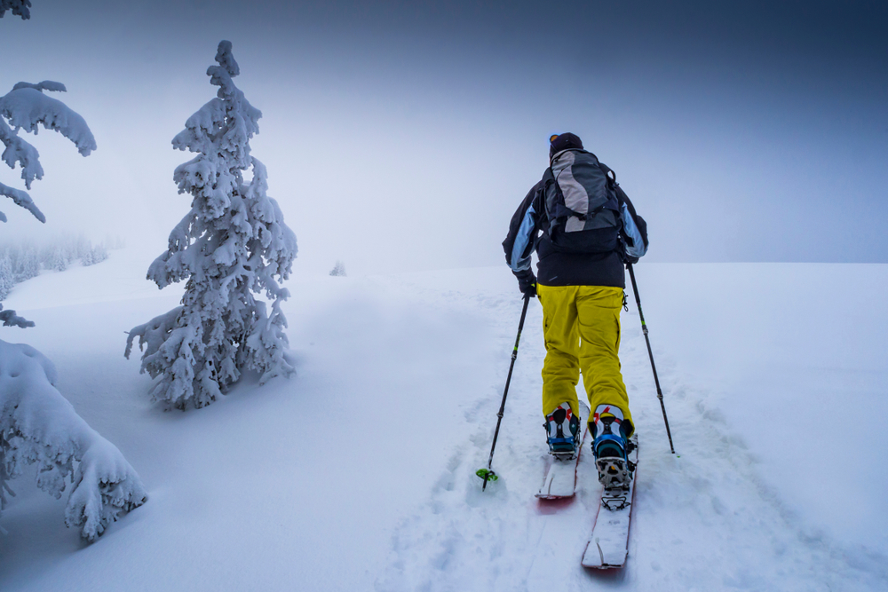 Splitboarding - hore na lyžiach, dole na snowboarde. Foto: Shutterstock