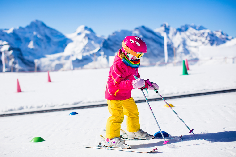 Najčastejšie sa opakujúcou chybou rodičov je pri výbere lyží a lyžiarok nesprávne zvolená veľkosť. Foto: Shutterstock
