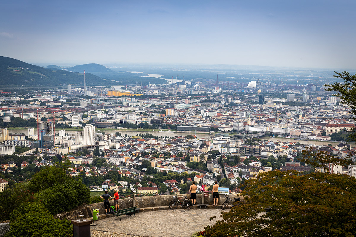 Výhľad na mesto z kopca Pöstlingbergkirche. Foto: Miro Pochyba