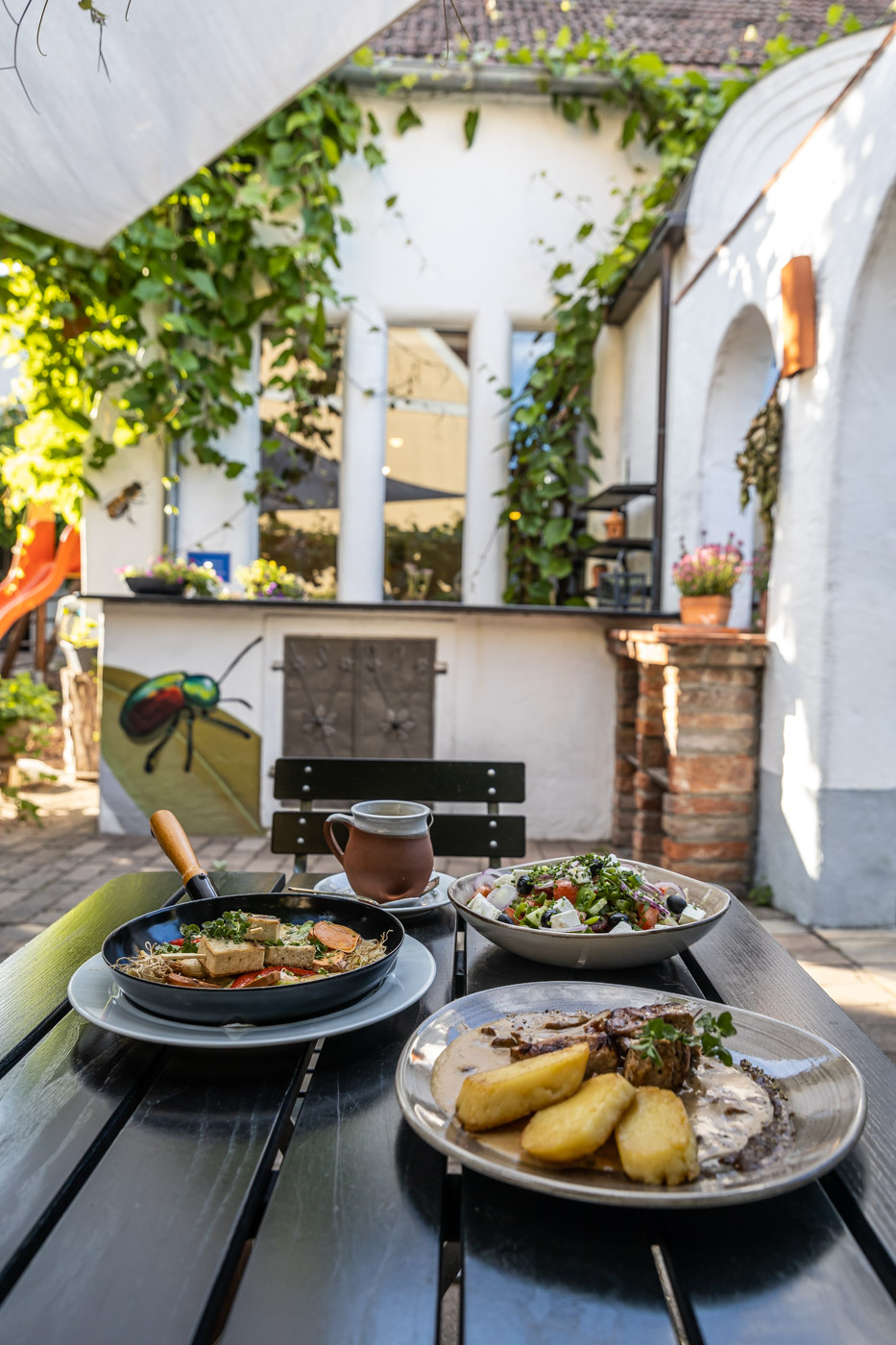 Jedlo v heurigen reštaurácii Pachinger pri Eisenstadte. Foto: Miro Pochyba