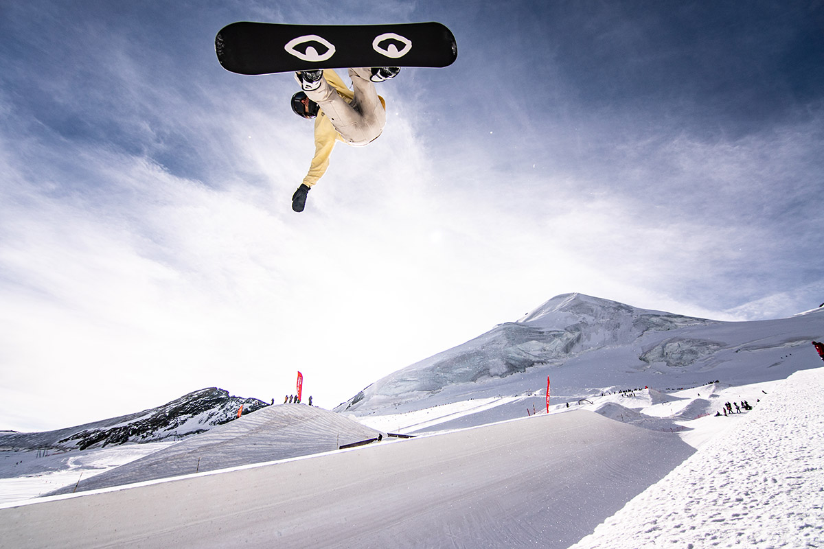 Trénuje tu aj snowboardista Lausanner Pat Burgener. Je tu možnosť trénovať Slopestyle-, Halfpipe- a Big-Air pre 10 olympijských disciplín. Foto: aas-Fee